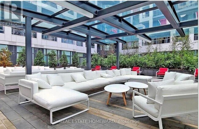 Building Photo - 576 Front St W