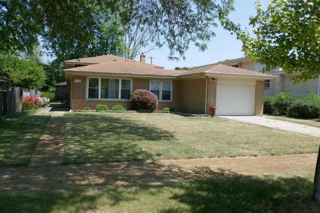 Foto principal - 4 Bedroom 2 Bath Home in Morton Grove