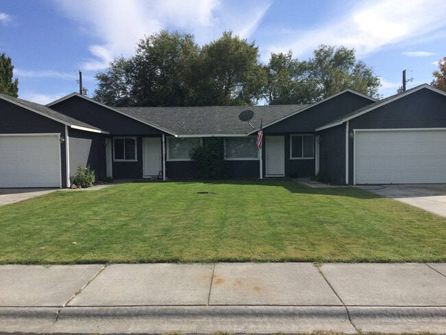 Building Photo - Remodled Duplex
