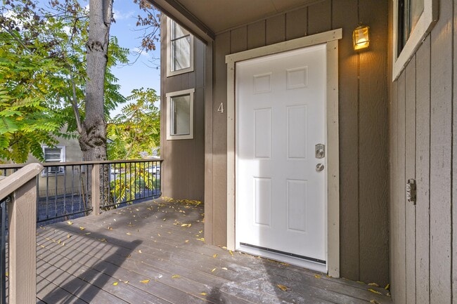 Building Photo - 302 Pleasant St