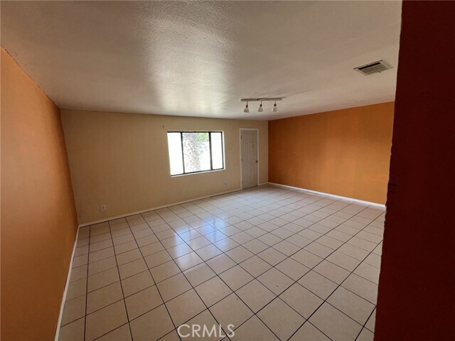 Foto del edificio - 17946 Merrill Ave