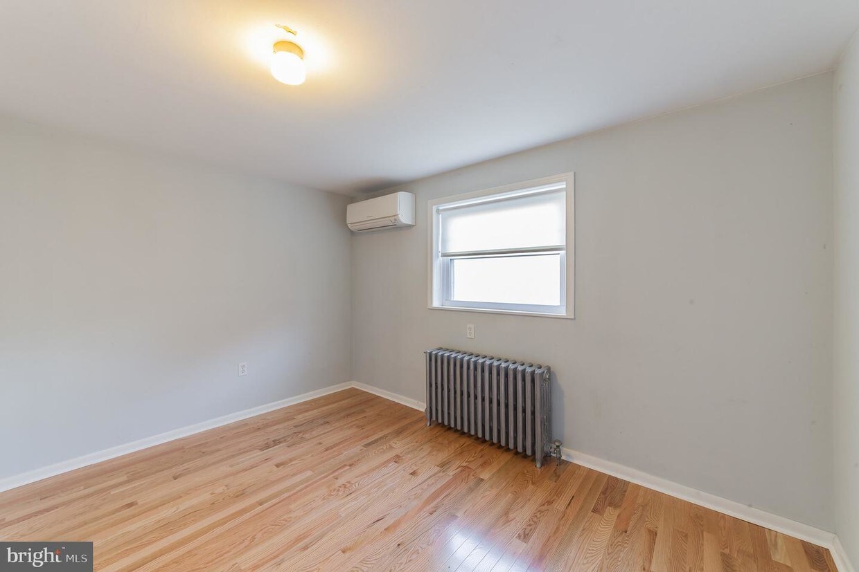 Primary Photo - 1105 Latona St