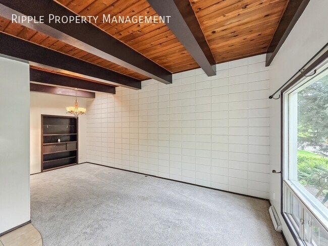 Photo du bâtiment - HOMELY BRIGHT 2 BEDS, 1.5 BATHS DUPLEX UPPER UNIT | SHARED FENCED BACKYARD