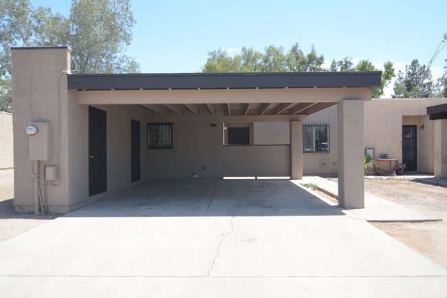 Building Photo - Charming 2 Bedroom 2 Bath Townhouse! South...