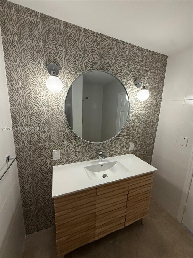 Building Photo - 2816 Pine Tree Dr