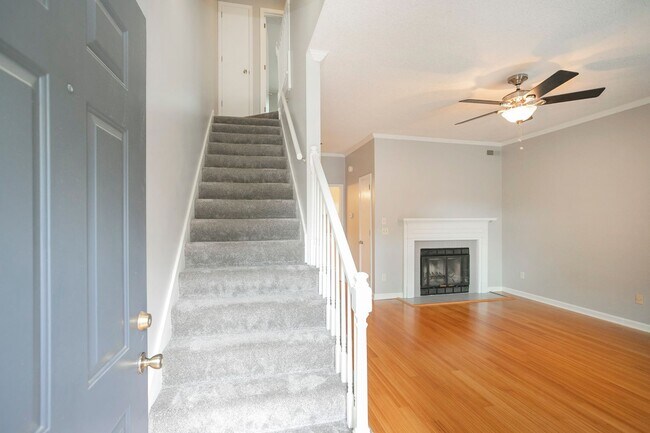 Foto del edificio - 127 Lakebrink Dr