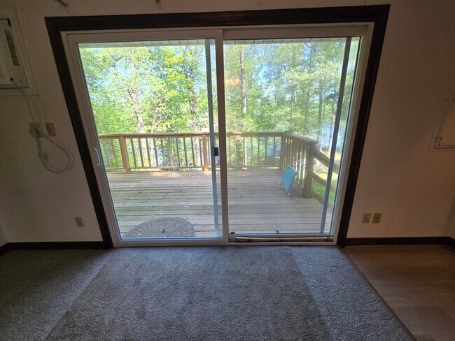 Foto del edificio - 6308 Lakeshore Dr