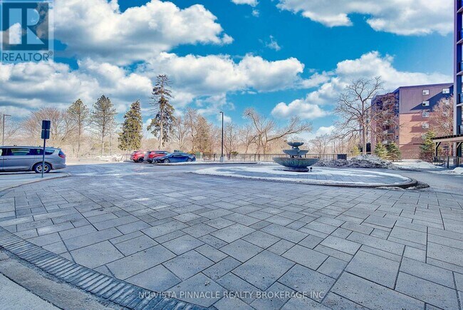 Photo du bâtiment - 1200 Commissioners Rd W