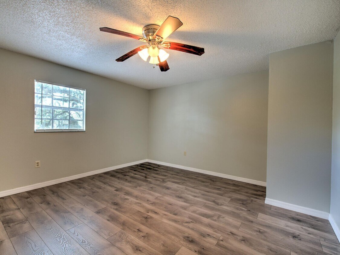 Foto principal - Very nice large 5 bedroom/3 bathroom home ...