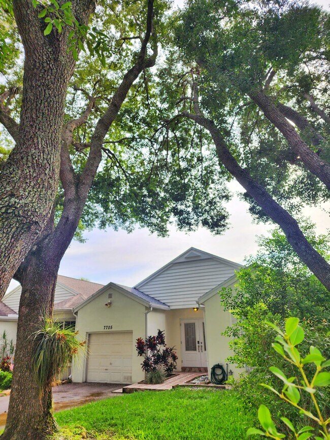 Foto del edificio - 7705 Forest Green Ln