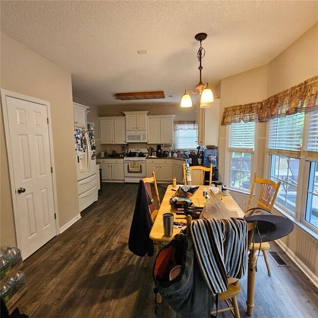 Building Photo - 557 Wisteria Dr