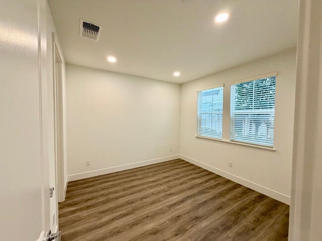 Building Photo - 37316 Suncrest St