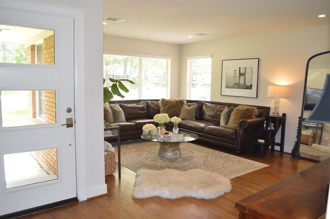 Foto del edificio - 1744 Pine Village Dr