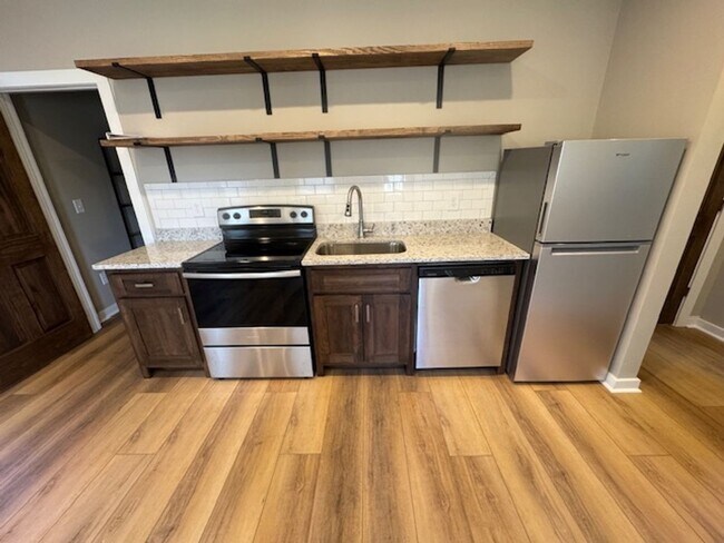 Building Photo - 621 Arthur St