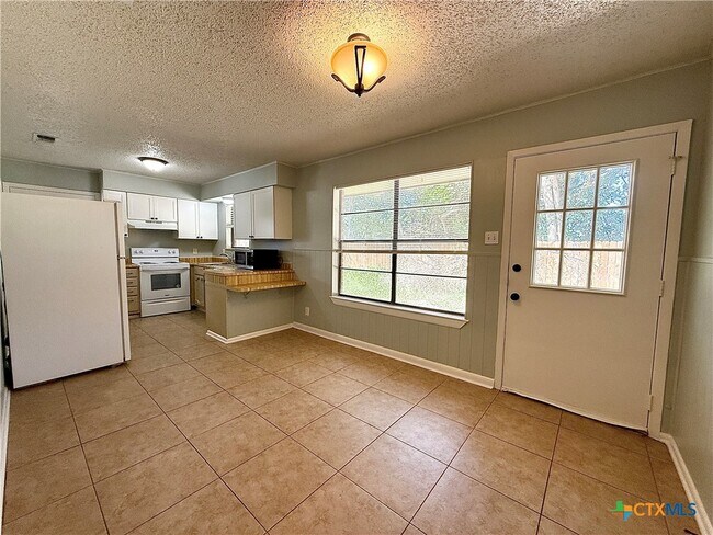Foto del edificio - 705 Woodcrest Cir