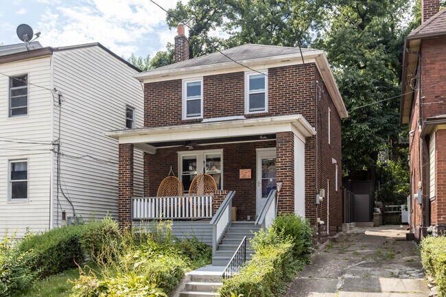 Building Photo - 746 Loretta St