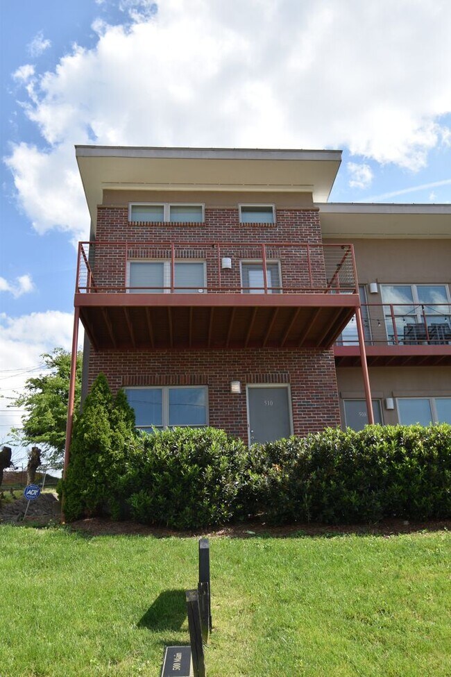 Foto del edificio - Large 2 Bedroom Condo For Rent Near Historic Downtown Clarksville!