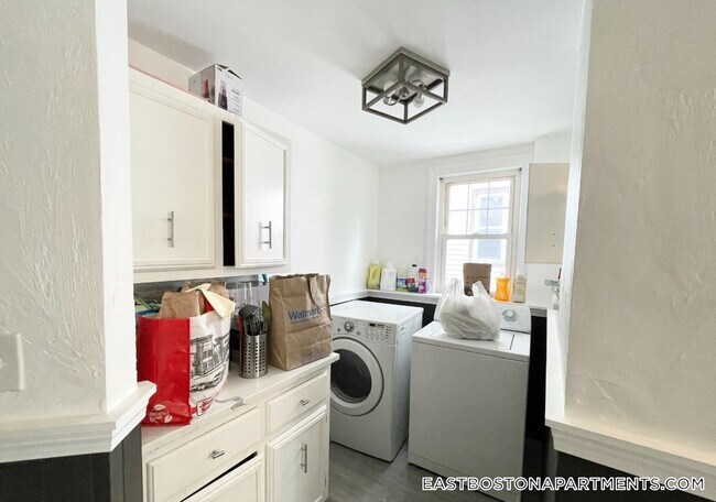 Building Photo - 31 Falcon St