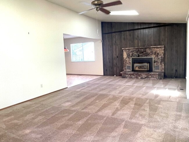 Building Photo - Golf course 3/2 home in Lake Wildwood, Pen...