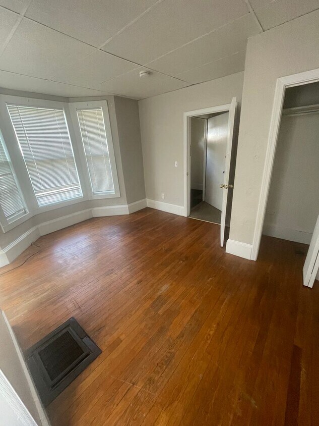 Large 2 bed unit right next to the Commute... - Large 2 bed unit right next to the Commute...