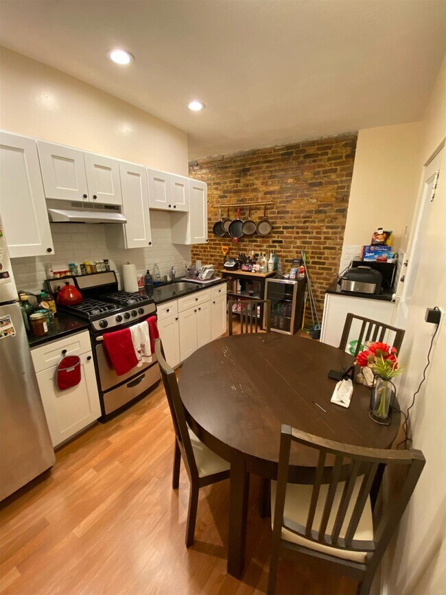 Building Photo - 6 Craigie Cir