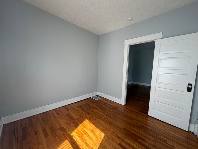 Foto del edificio - 1026 W Grove St