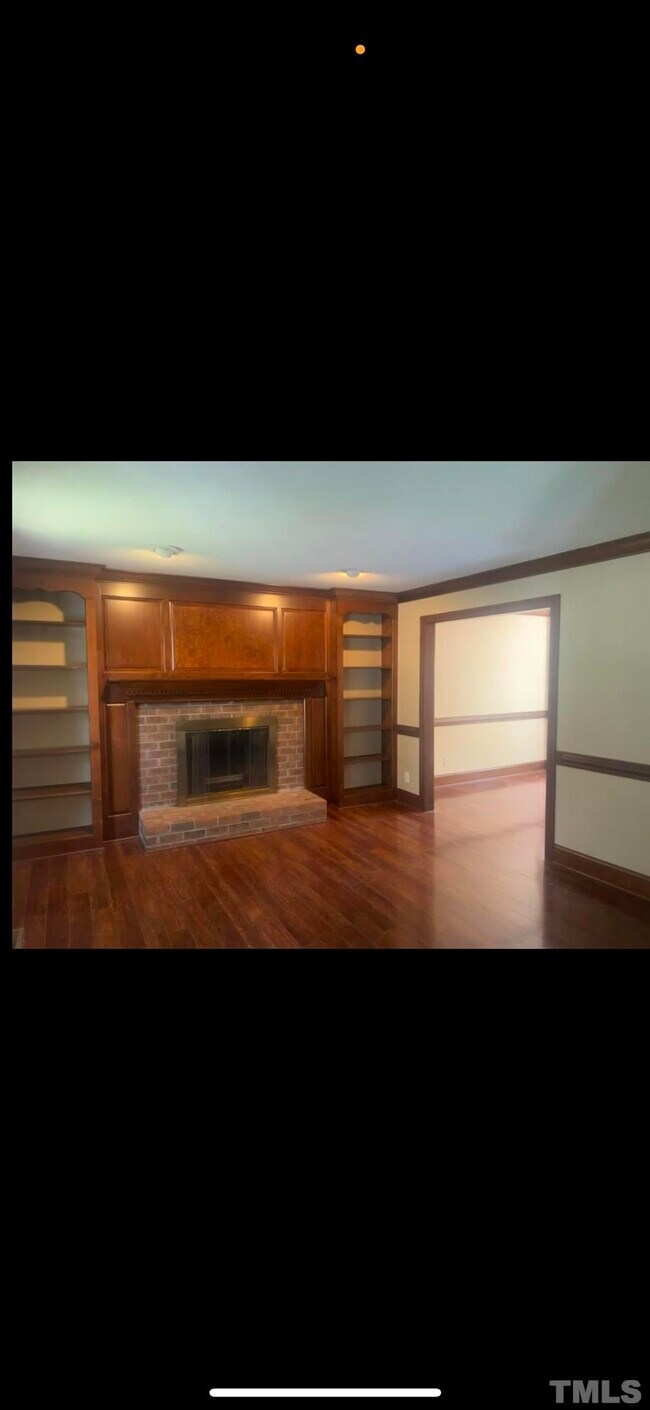 Building Photo - 6925 Sandringham Dr