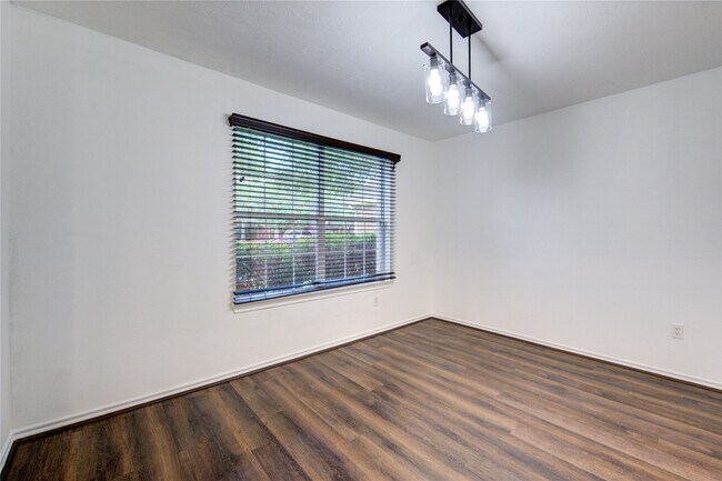 Foto del edificio - 5010 Moss Garden Ln