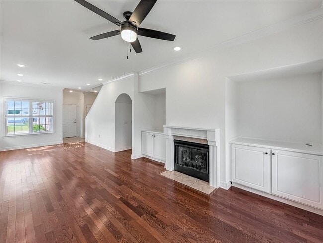 Building Photo - 904 Dixson St