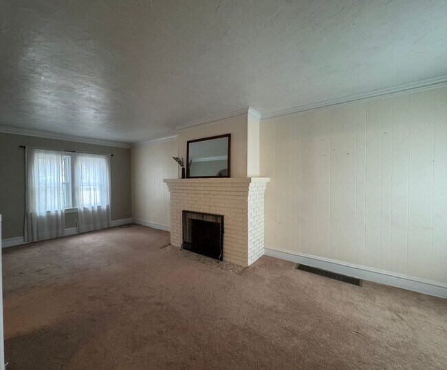 Foto del edificio - Three Bedroom Home Located in University H...