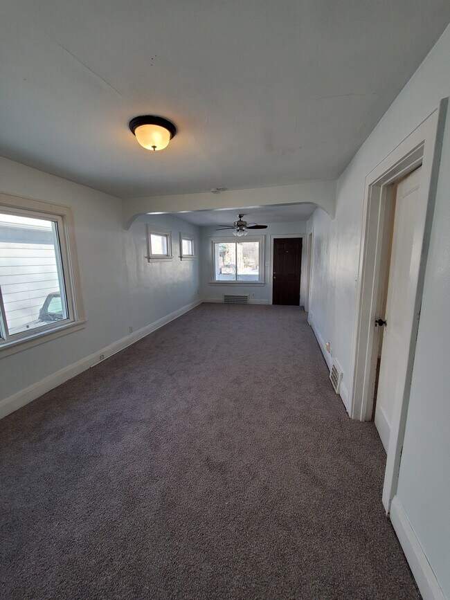Building Photo - Charming 3Bed/1Bath Home Near Wauwatosa!