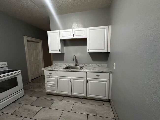 Foto del edificio - Beautifully Refreshed Three-Bedroom Single-Family Home in Park West