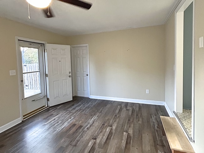 Building Photo - 408 Lynette Dr