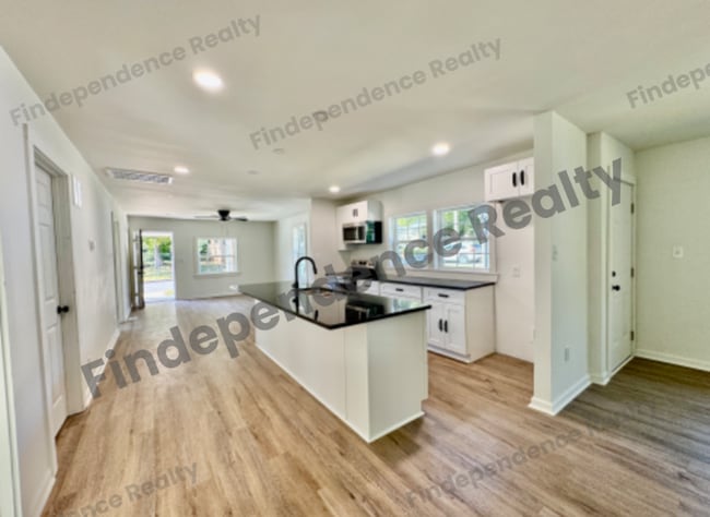 Building Photo - 351 Fox St SW