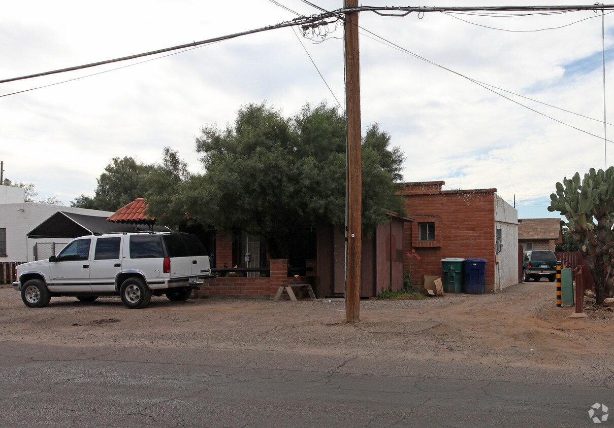 Building Photo - 422 E Navajo Rd