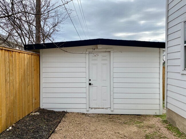 Foto del edificio - 7617 Carver Ave