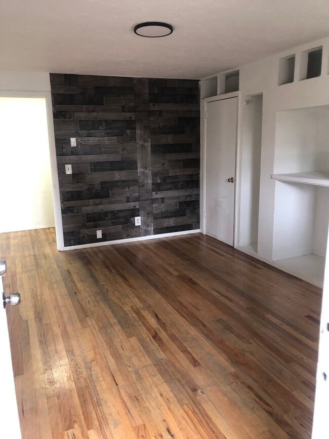 Building Photo - Sumner 2 Bedroom