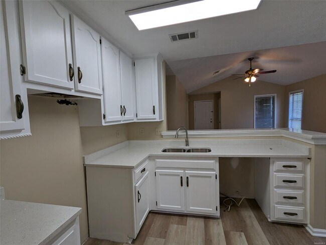 Foto del edificio - 6885 Brownwood Ln