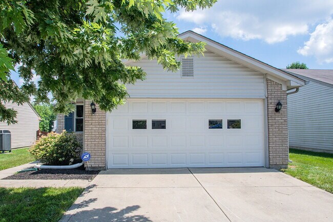 Building Photo - "Charming 3-Bedroom Retreat with 2 Full Ba...