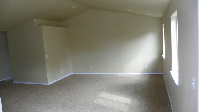 Foto del edificio - NE 3 Bdrm Home, All Appliances, Gas Heat, ...