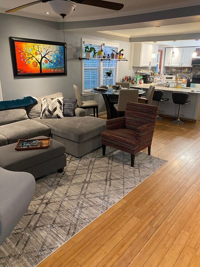 Building Photo - Charming 2-bedroom, 1-bathroom home locate...