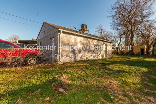 Foto del edificio - 1345 N Lewis Pl