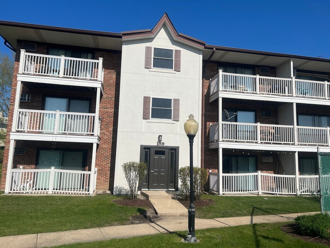 189 N Gregory St Unit 2, Aurora, IL 60504 Condo for Rent in Aurora