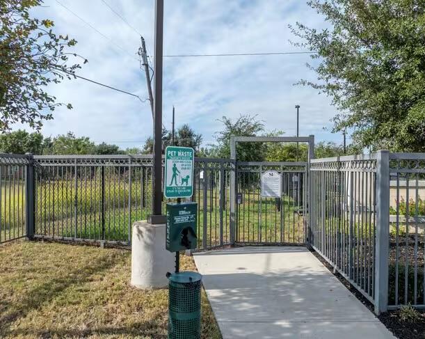 Foto del edificio - 200 Maple Ln