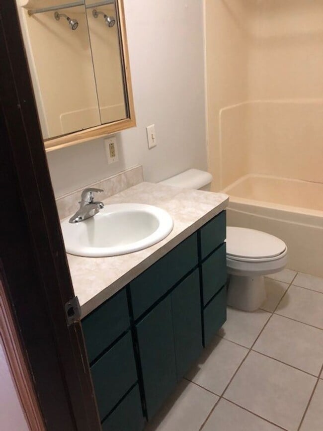 Building Photo - 6 W Main St