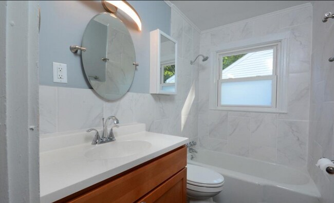 El baño renovado recibe gran luz. - 1607 Robinhood Rd