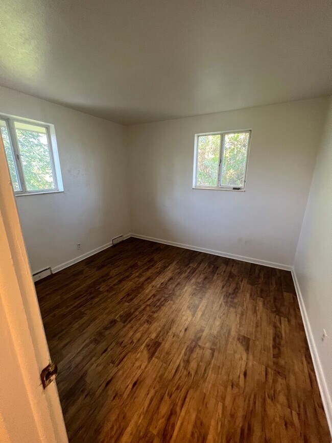 Foto del edificio - Spacious 5 Bedroom House East of Campus