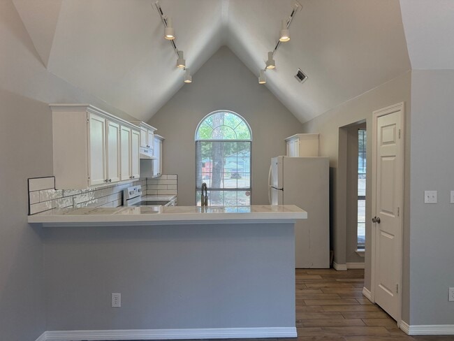 Building Photo - 12711 Woodcreek Dr