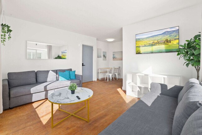 Foto del edificio - 7340 Harding Ave