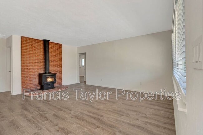 Building Photo - 525 Smilax Rd
